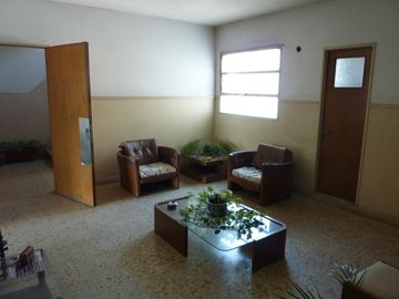 Edificio Comercial en  Avenida Hipólito Yrigoyen