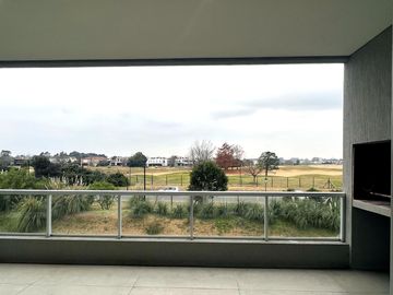 Alquiler Departamento 4 Amb con Vista al Golf  y Cochera en Pilará, La Calesa