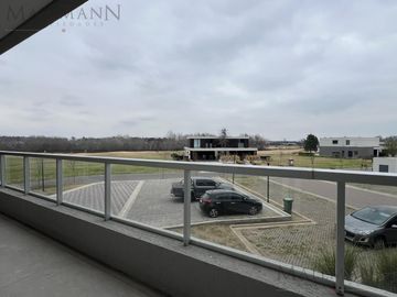 Alquiler Departamento 4 Amb con Vista al Golf  y Cochera en Pilará, La Calesa