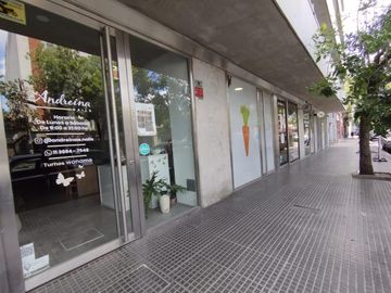 VENTA CON RENTA: Excelente Local comercial sobre Avenida Córdoba · 67 m2 (3.50x19)