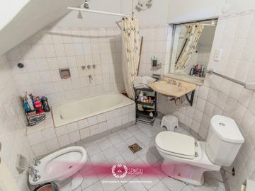 Venta departamento tipo ph 5 ambientes 112M² patio en San Cristóbal entrada independiente a reciclar