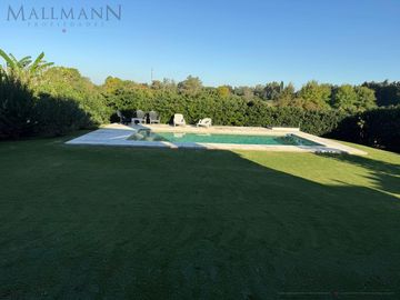 Venta Casa 5 Dormitorios con Amplia Vista al Golf en Pilar Golf