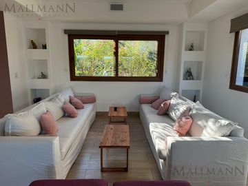Venta Casa 5 Dormitorios con Amplia Vista al Golf en Pilar Golf