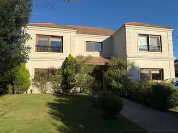 Venta Casa 5 Dormitorios con Amplia Vista al Golf en Pilar Golf