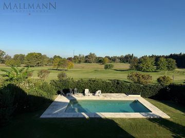 Venta Casa 5 Dormitorios con Amplia Vista al Golf en Pilar Golf