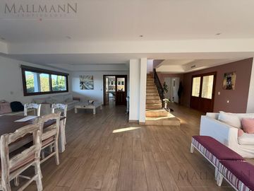 Venta Casa 5 Dormitorios con Amplia Vista al Golf en Pilar Golf
