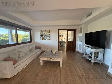 Venta Casa 5 Dormitorios con Amplia Vista al Golf en Pilar Golf