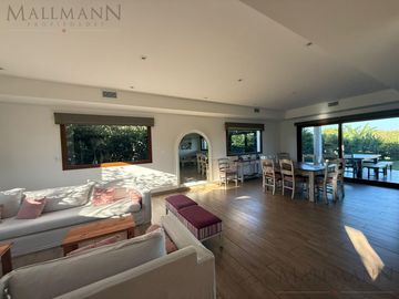 Venta Casa 5 Dormitorios con Amplia Vista al Golf en Pilar Golf