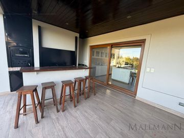 Venta Casa 5 Dormitorios con Amplia Vista al Golf en Pilar Golf