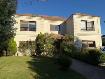 Venta Casa 5 Dormitorios con Amplia Vista al Golf en Pilar Golf