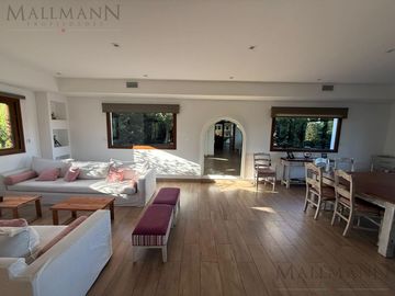 Venta Casa 5 Dormitorios con Amplia Vista al Golf en Pilar Golf