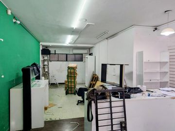 OPORTUNIDAD - Local con Patio sobre Av Estado de Israel entre Gascon y Palestina - Zona Comercial