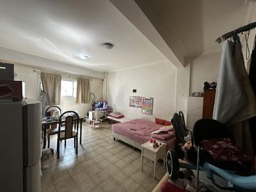 PH que incluye 2 deptos y un local sin subdividir. Se vende en block