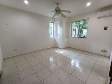 CASA EN VENTA EN MERIDA F-2143, 3 REC. CLUB DE GOLF LA CEIBA $11,500,000