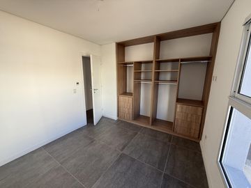 VENTA DOS AMBIENTES A ESTRENAR CON BALCÓN A LA CALLE Y VISTA LATERAL AL MAR ZONA LA PERLA