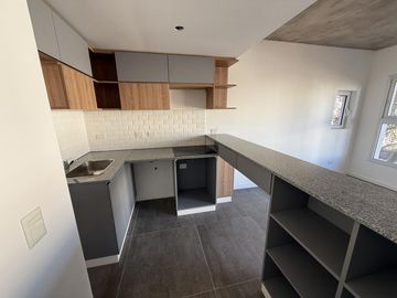 VENTA DOS AMBIENTES A ESTRENAR CON BALCÓN A LA CALLE Y VISTA LATERAL AL MAR ZONA LA PERLA