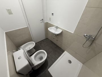 VENTA DOS AMBIENTES A ESTRENAR CON BALCÓN A LA CALLE Y VISTA LATERAL AL MAR ZONA LA PERLA