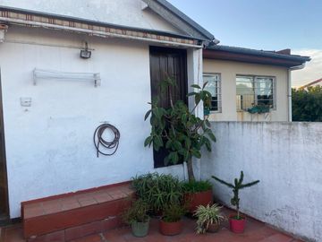 Venta casa PB, 2 dormitorios, terraza y parrilla