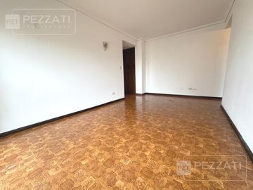Departamento de 2 ambientes. Al frente. Todo externo. Muy luminoso.z/ La Perla