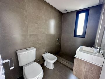 Muy lindo monoambiente a estrenar con balcón y baño completo. Todo luz!!