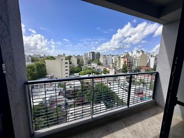 Muy lindo monoambiente a estrenar con balcón y baño completo. Todo luz!!