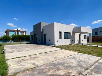 Casa de 4 ambientes a estrenar con pileta en Lagos de Canning