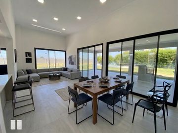 Casa de 4 ambientes a estrenar con pileta en Lagos de Canning
