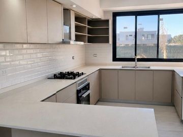 Casa de 4 ambientes a estrenar con pileta en Lagos de Canning