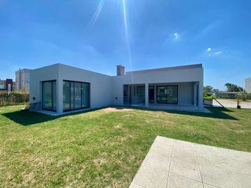 Casa de 4 ambientes a estrenar con pileta en Lagos de Canning