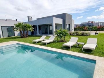 Casa de 4 ambientes a estrenar con pileta en Lagos de Canning