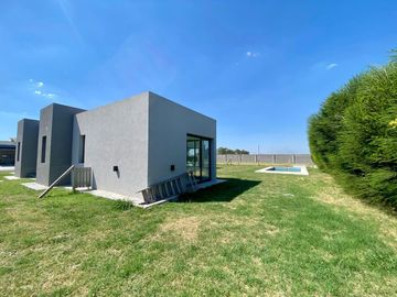 Casa de 4 ambientes a estrenar con pileta en Lagos de Canning