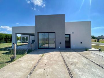 Casa de 4 ambientes a estrenar con pileta en Lagos de Canning