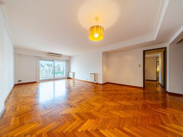 Departamento de 3 dormitorios en venta con cochera y dependencia