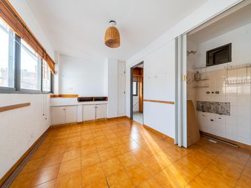 Departamento de 3 dormitorios en venta con cochera y dependencia