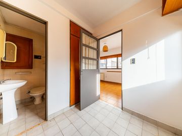 Departamento de 3 dormitorios en venta con cochera y dependencia