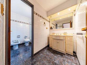Departamento de 3 dormitorios en venta con cochera y dependencia
