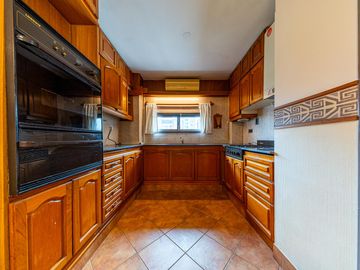 Departamento de 3 dormitorios en venta con cochera y dependencia