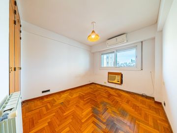 Departamento de 3 dormitorios en venta con cochera y dependencia