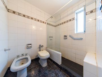 Departamento de 3 dormitorios en venta con cochera y dependencia