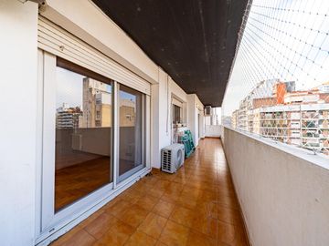 Departamento de 3 dormitorios en venta con cochera y dependencia