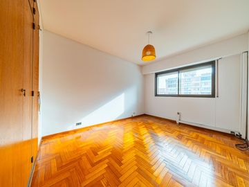 Departamento de 3 dormitorios en venta con cochera y dependencia
