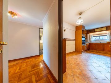 Departamento de 3 dormitorios en venta con cochera y dependencia