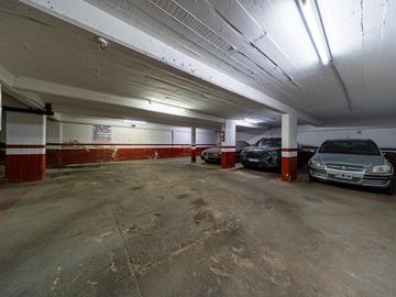 Departamento de 3 dormitorios en venta con cochera y dependencia