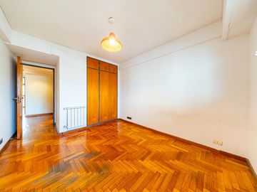 Departamento de 3 dormitorios en venta con cochera y dependencia