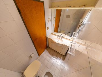 Departamento de 3 dormitorios en venta con cochera y dependencia