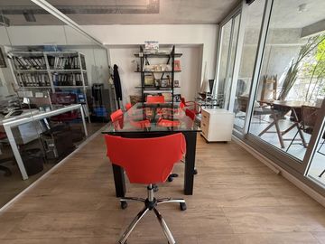 Venta: Hermosa oficina o vivienda de 72m2 sobre Av. Libertador! Piscina Gimnasio Parrilla