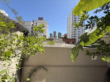 Venta: Hermosa oficina o vivienda de 72m2 sobre Av. Libertador! Piscina Gimnasio Parrilla