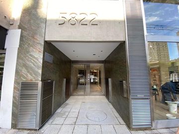 Venta: Hermosa oficina o vivienda de 72m2 sobre Av. Libertador! Piscina Gimnasio Parrilla