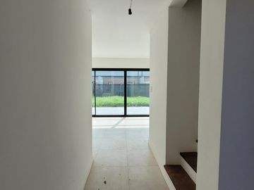 VENTA CASA A ESTRENAR DE TRES DORMITORIOS CON JARDIN, PARRILLERO Y COCHERA EN TIERRA NUEVA FISHERTON
