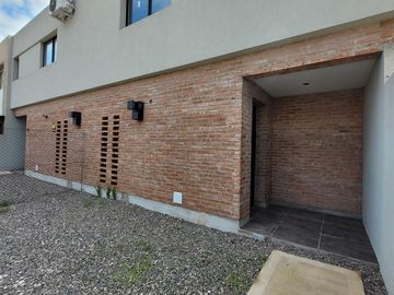 VENTA CASA A ESTRENAR DE TRES DORMITORIOS CON JARDIN, PARRILLERO Y COCHERA EN TIERRA NUEVA FISHERTON